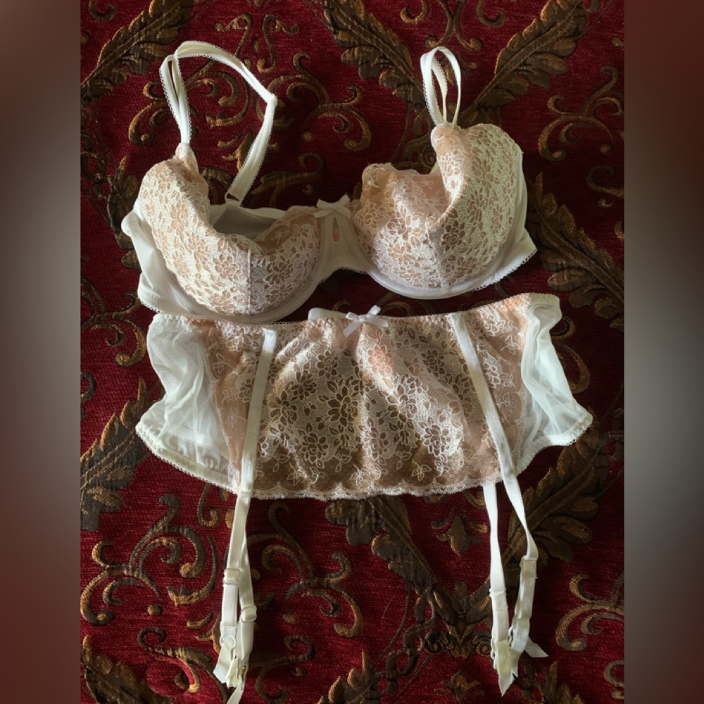 Victoria’s Secret Balconette and Very Sexy Garter Set 38D